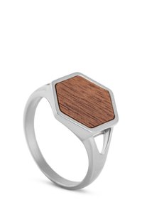 Zilveren ring met een hexagonale houten inleg. Glad metalen band met een open ontwerp en een gestructureerd houten oppervlak.