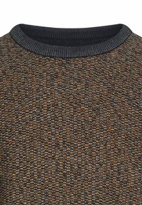 Gebreide trui met een gestructureerd patroon in donkergrijs, oranje en beige, met een zwarte ribbels ronde hals.