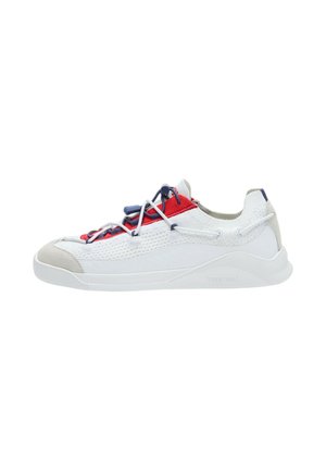 Sneaker bianca bassa con accenti rossi e blu, tomaia in mesh, suola bianca e lacci elastici senza bisogno di allacciatura con chiusura in plastica.