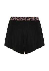 Shorts noirs avec une large ceinture à imprimé léopard ; texture lisse ; forme évasée ; sans poches visibles ni embellissements.