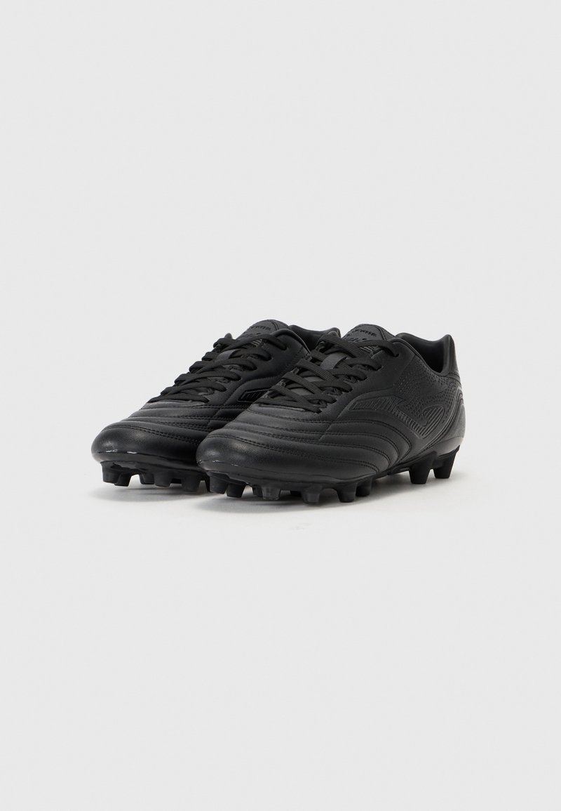 Botas de fútbol negras hechas de material sintético texturizado, con un diseño de cordones, suelas con tachones y sutiles acentos en relieve.