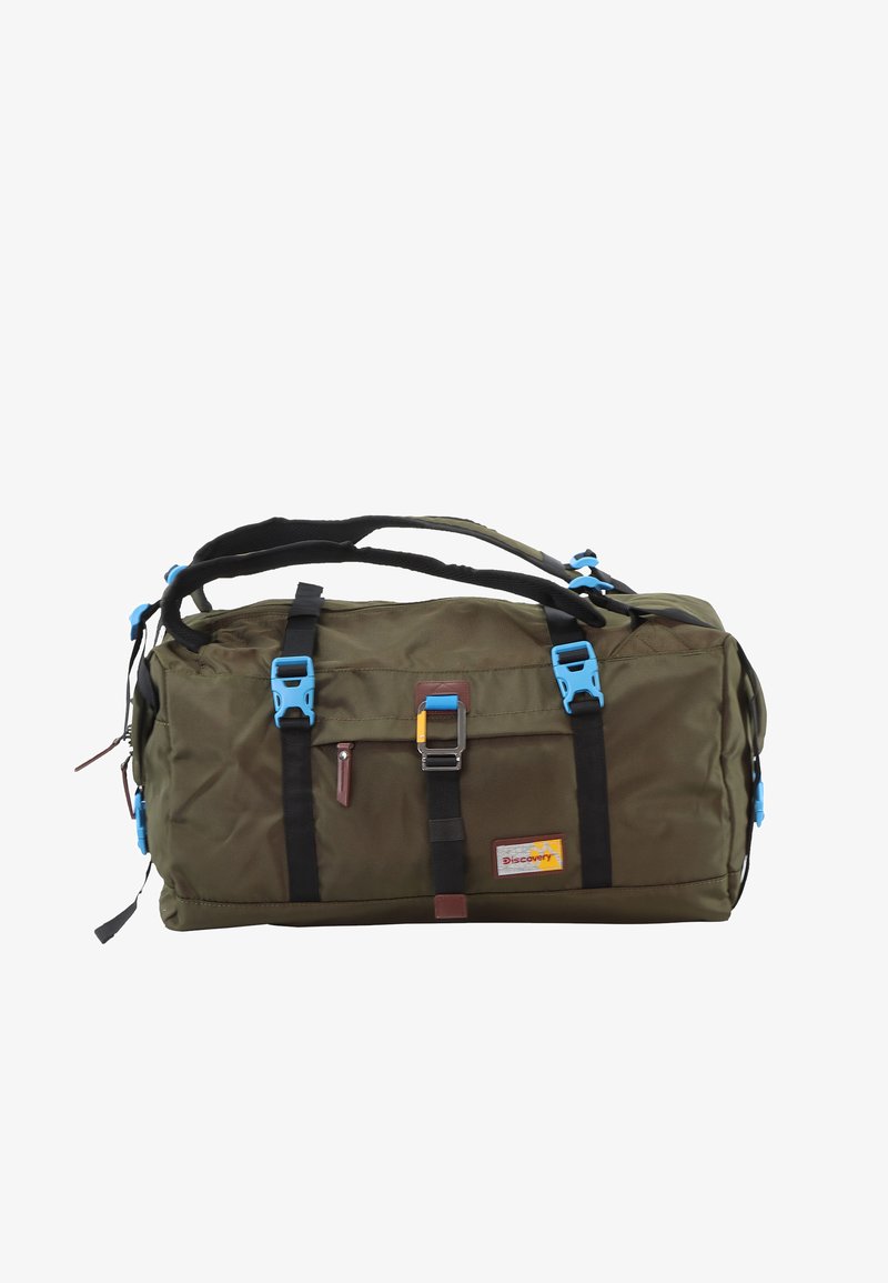 Olivgrüne Reisetasche mit schwarzen Trägern, blauen Schnallen und einer Reißverschlusstasche. Verfügt über eine Stofftextur und ein buntes Logopatch.