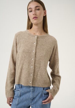 Beige wollen cardigan met lange mouwen, ronde halslijn en zes parelknopen. Geribde zoom en manchetten, zachte textuur, cropped ontwerp.
