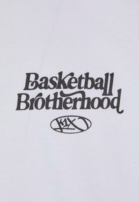 Hvid bomulds t-shirt med sort tekst, der står "Basketball Brotherhood", og et cirkulært basketballgrafik med "K1X" indeni.
