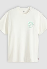T-shirt blanc à manches courtes, col rond, avec un petit graphique de la Terre verte et le texte "Levi's" sur la poitrine, coupe décontractée.