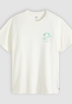 Camiseta blanca de manga corta y cuello redondo con un pequeño gráfico de la Tierra en verde y el texto "Levi's" en el pecho, de corte relajado.