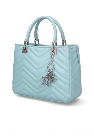 Sac matelassé bleu clair avec doubles anses et breloques argentées en forme d'étoile suspendues sur fond blanc.