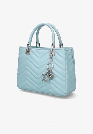 Sac matelassé bleu clair avec doubles anses et breloques argentées en forme d'étoile suspendues sur fond blanc.