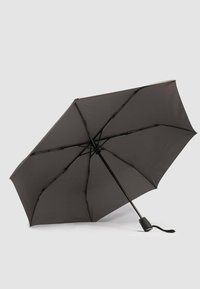 Compact zwarte paraplu met acht baleinen, een gebogen handvat en een gladde textuur. Het zeil is gedeeltelijk geopend, waardoor de grootte en het ontwerp zichtbaar zijn.