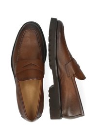 Bruine leren loafers met een gestructureerde afwerking, ronde neus en een band over de wreef. Dikke rubberen zool voor grip.