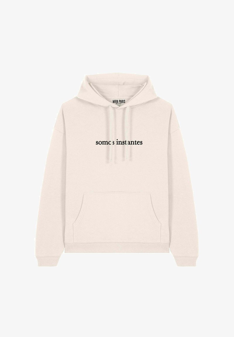 Lichtbeige hoodie met een voorzak. Zwarte tekst "somos instantes" gedrukt op de borst. Zachte textuur, klassieke pasvorm.