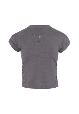 Graues kurzärmeliges Cropped-T-Shirt auf einem Schaufensterfigur-Torso mit einer silbernen Halskette mit zwei runden Anhängern dargestellt.