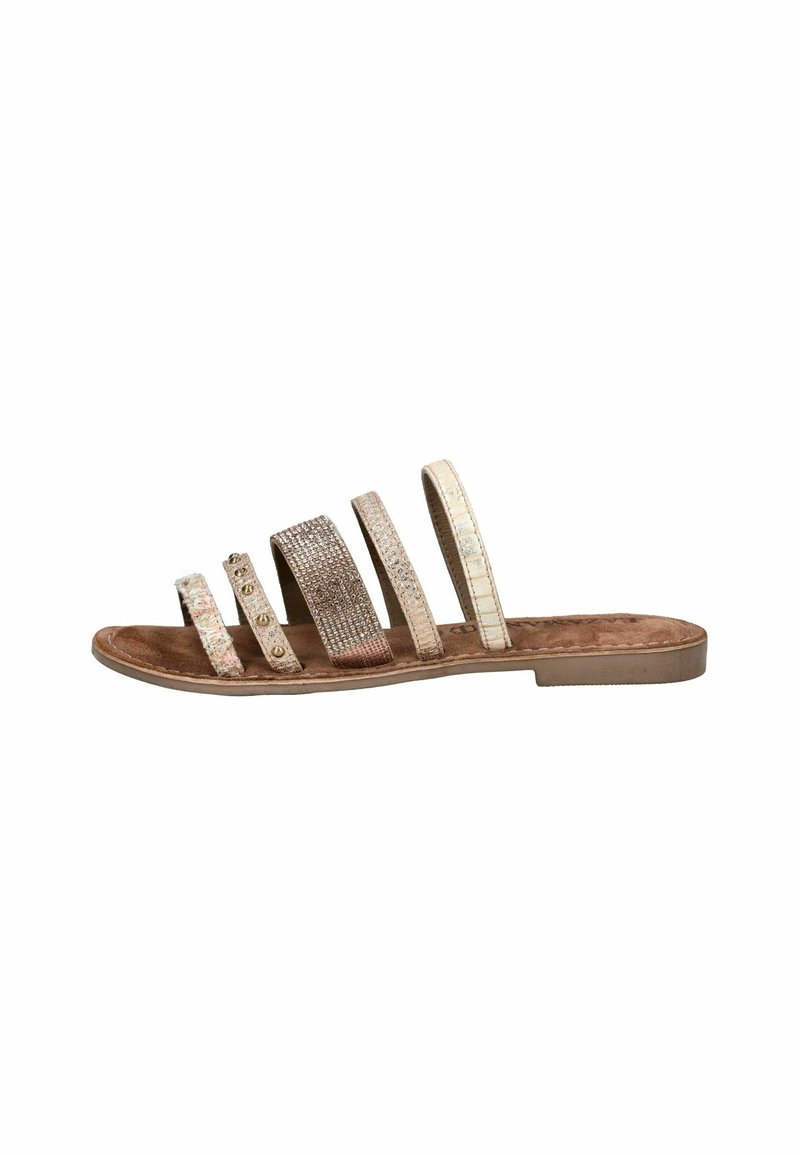 Infradito piatti con cinque cinghie in diverse texture e tonalità di beige e marrone, con una soletta imbottita e una suola liscia.