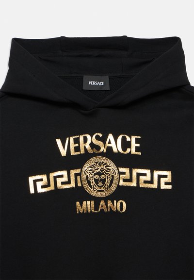 Μαύρο φούτερ με κουκούλα με χρυσά μεταλλικά γράμματα "VERSACE" και "MILANO", με μοτίβο ελληνικού κλειδιού και διακοσμήσεις με το λογότυπο της Μέδουσας στο μπροστινό μέρος.
