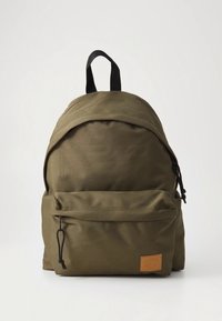 Mochila verde-oliva feita de tecido durável; possui alças acolchoadas, um bolso frontal com fecho de correr e um emblema de logotipo em couro texturizado.