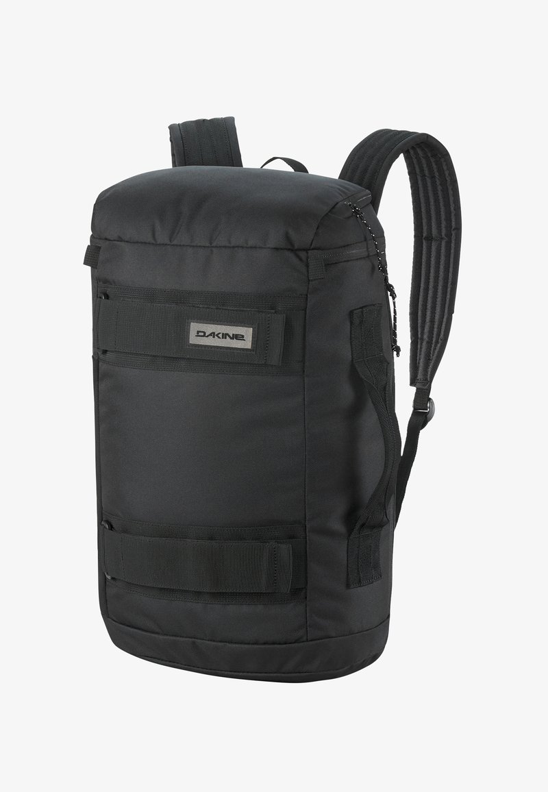 Zwarte rechthoekige Dakine rugzak met gevoerde schouderbanden, verstelbare voorkant en bovenste ritssluiting.