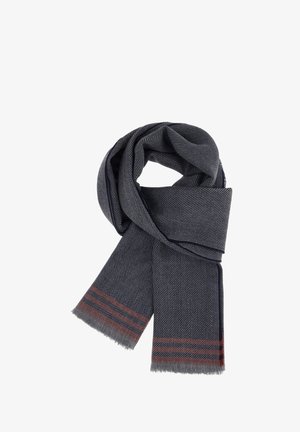 Écharpe en chevrons gris avec un bord effiloché, accentuée par une étroite bordure rouge et bleue aux extrémités. Matière textile douce.
