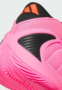 Φωτεινό ροζ αθλητικό παπούτσι με υφή στην ανώτερη επιφάνεια, μαύρες λεπτομέρειες και επένδυση από ανθρακόνημα. Διαθέτει καουτσούκ σόλα με σχεδιασμό μοτίβου.