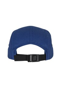 Blå keps av tyg med en platt skärm. Har en justerbar svart rem bak och en texturerad yta.