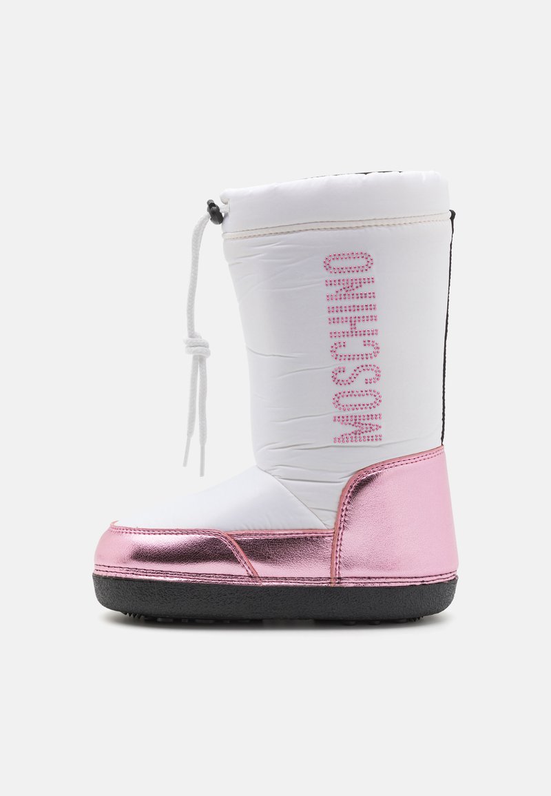 Bele vodoodporne škornje z roza kovinskimi akcenti, ravnim črnim podplatom, zavezovanjem na vrvico in napisi "Moschino" iz rhinestones na strani.