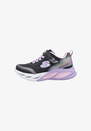 Zapatilla negra y lavanda con detalles en arcoíris, cierre de velcro, logotipo "S", suela acolchada y lengüeta en el talón.