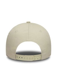 Beżowa czapka bejsbolowa pokazana z tyłu, z regulowanym zapięciem na plastikowy zatrzask i materiałowym guzikiem na szczycie.