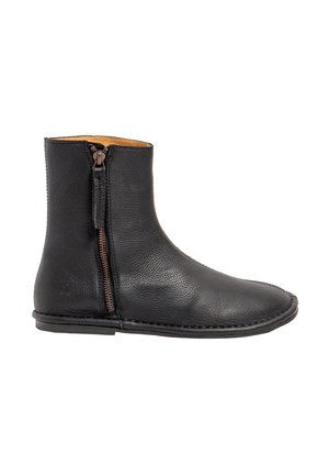 Bota de cuero negro para el tobillo con cremallera lateral, punta redonda, suela plana y costuras visibles a lo largo del borde de la suela.