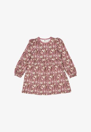 Abito floreale rosa con maniche lunghe a sbuffo, scollo rotondo e vita arricciata. Presenta fiori bianchi con steli marroni su sfondo rosa.