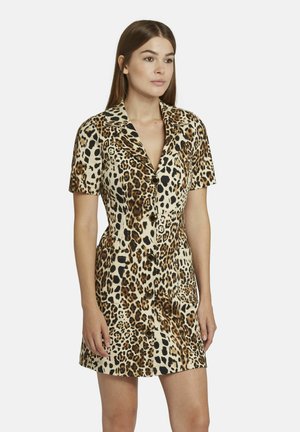 Robe imprimée léopard en beige et marron, à manches courtes, dotée d'un col pointu, d'une fermeture à boutons à l'avant et de deux poches avant.