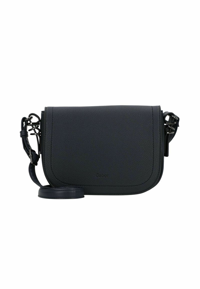 Schwarze Leder-Crossbody-Tasche mit strukturiertem Finish, gewölbtem Klappenverschluss und verstellbarem Trageriemen. Auf der Vorderseite mit minimalem Branding versehen.