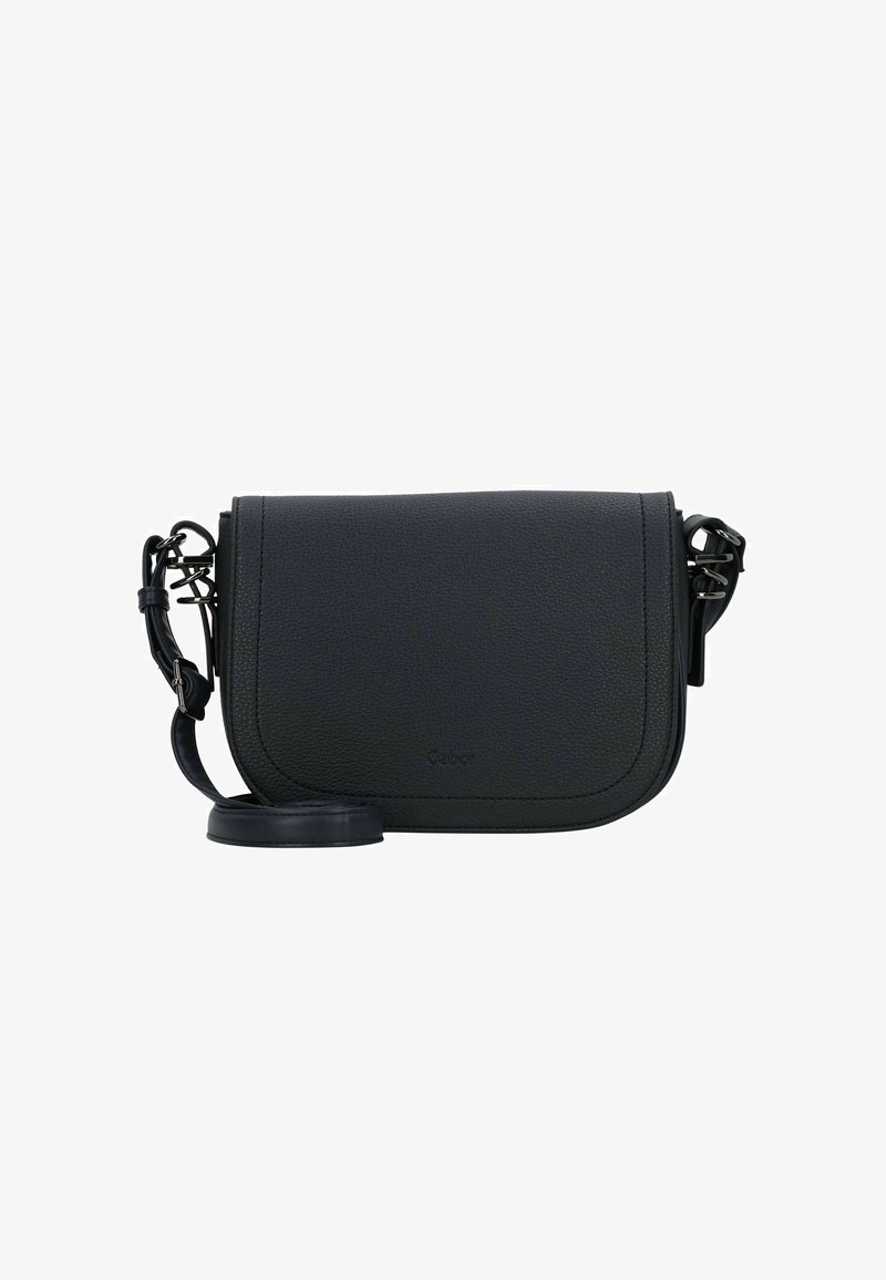 Schwarze Leder-Crossbody-Tasche mit strukturiertem Finish, gewölbtem Klappenverschluss und verstellbarem Trageriemen. Auf der Vorderseite mit minimalem Branding versehen.
