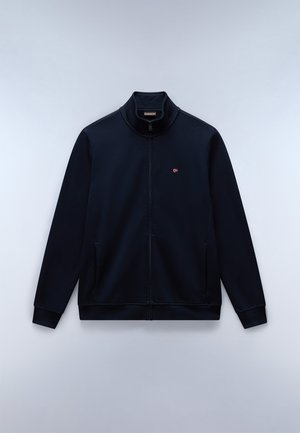 Marineblaues Sportjacke mit hohem Kragen, durchgehendem Reißverschluss, Seitentaschen und kleinem Logo auf der Brust. Glatte Textur, minimalistisches Design.
