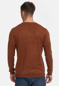 Brauner, langärmeliger Pullover mit rundem Halsausschnitt, aus einem strukturierten Strickstoff gefertigt; Rippbündchen und Saum, lässige Passform.
