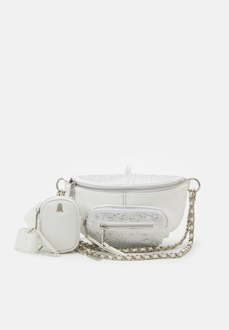 Biały zestaw torebek zawiera większą torebkę z metalicznymi akcentami, teksturowaną powierzchnię i łańcuszkowy pasek, plus dwie mniejsze saszetki z zamkami błyskawicznymi.