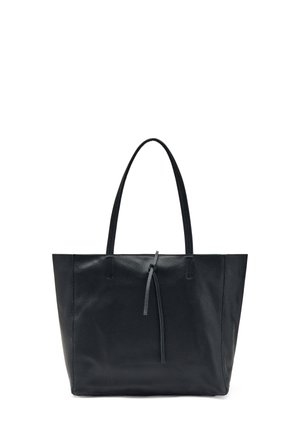 Borsa tote in pelle nera con forma strutturata, due manici lunghi e un accento decorativo a corda. Dettaglio della superficie testurizzata.