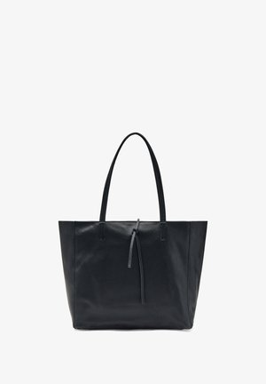 Borsa tote in pelle nera con forma strutturata, due manici lunghi e un accento decorativo a corda. Dettaglio della superficie testurizzata.