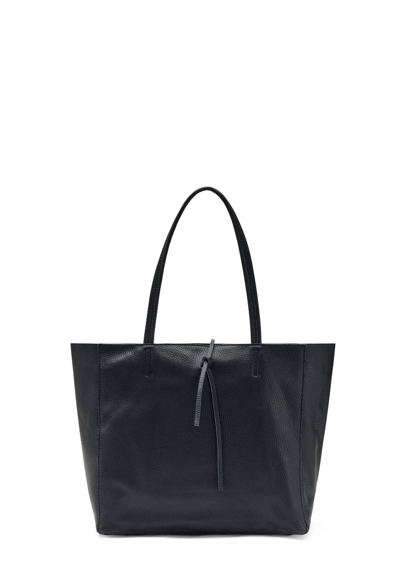 Zwarte leren totebag met een gestructureerde vorm, twee lange handvatten en een decoratieve trekkoordaccent. Textuur detail op het oppervlak.