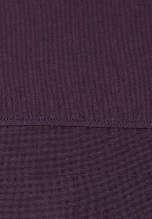 Donkerpaarse stof met een gladde textuur, voorzien van een horizontale naad en subtiele rek, geschikt voor kleding.