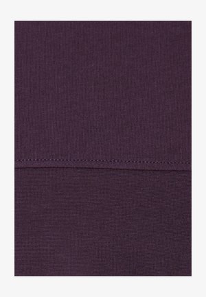 Donkerpaarse stof met een gladde textuur, voorzien van een horizontale naad en subtiele rek, geschikt voor kleding.