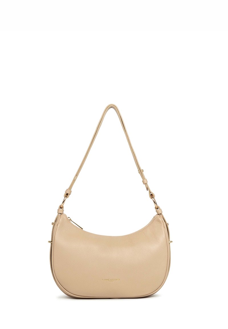 Bolso de hombro de cuero beige con forma curva, que cuenta con una larga correa ajustable y accesorios en tono dorado sutil. Textura suave, diseño minimalista.