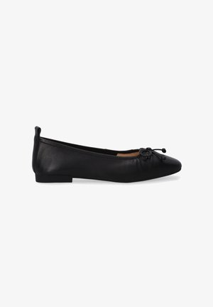 Schwarze Leder-Ballettschuhe mit spitzer Zehenpartie, Raffung im vorderen Bereich und kleinem Absatz. Mit einem dekorativen Knoten im Bereich des Spann.
