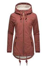 Rode geïsoleerde jas met capuchon, voorkant met rits, twee zijzakken en een koord bij de taille en onderkant. Zachte, gewatteerde voering.