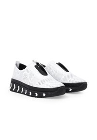 Weiße Slip-On-Sneaker mit einem gewebten Muster, schwarzer Gummisohle und strukturierten Akzenten. Sie verfügen über ein gepolstertes Design und einen elastischen Einstieg.