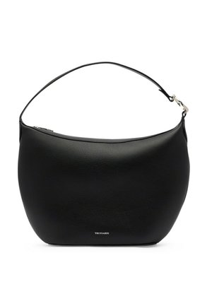 Czarna skórzana torebka w kształcie półksiężyca z pojedynczym paskiem i srebrnym zamkiem błyskawicznym, z małym białym logo „Trussardi” na dole na środku.