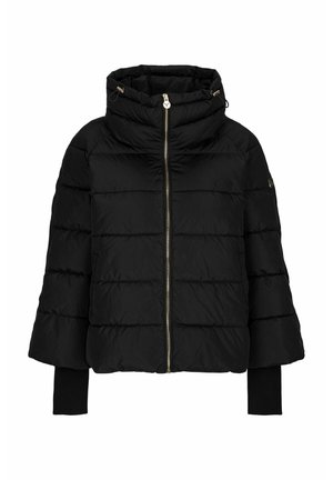 Veste matelassée noire avec col montant, fermeture éclair à l'avant et manches avec poignets en tissu prolongé sur un fond blanc.