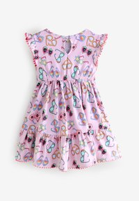 Růžové šaty bez rukávů s barevnými vzory slunečních brýlí, jahod a hvězd. Volánkové rukávy a sukni s více vrstvami a kontrastním lemem.