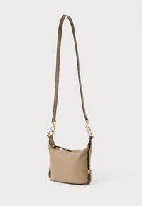 Bolsa crossbody castanha feita de material suave com formato retangular, apresentando um fecho e uma alça em tom dourado, e bordas pretas em contraste.