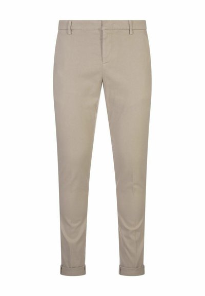 Chino beige con vestibilità slim, caratterizzati da un frontale piatto, risvolti e una texture di tessuto liscia. Design semplice senza motivi o accenti visibili.