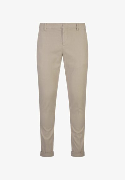 Chino beige con vestibilità slim, caratterizzati da un frontale piatto, risvolti e una texture di tessuto liscia. Design semplice senza motivi o accenti visibili.
