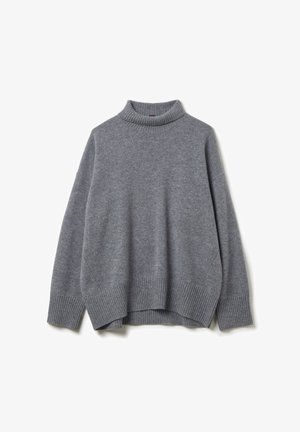 Grijze trui met een hoge hals, losse pasvorm en geribde manchetten. Gemaakt van zacht materiaal, met een gladde textuur en subtiele stikdetails.